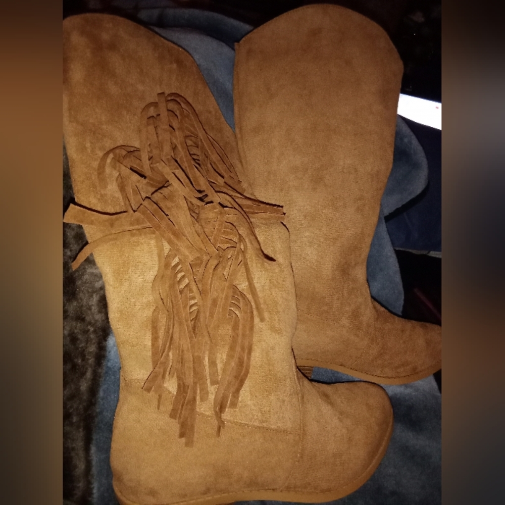 Beautiful light weight brown leather boots 8 1/2 / 39 in size. Brand new!